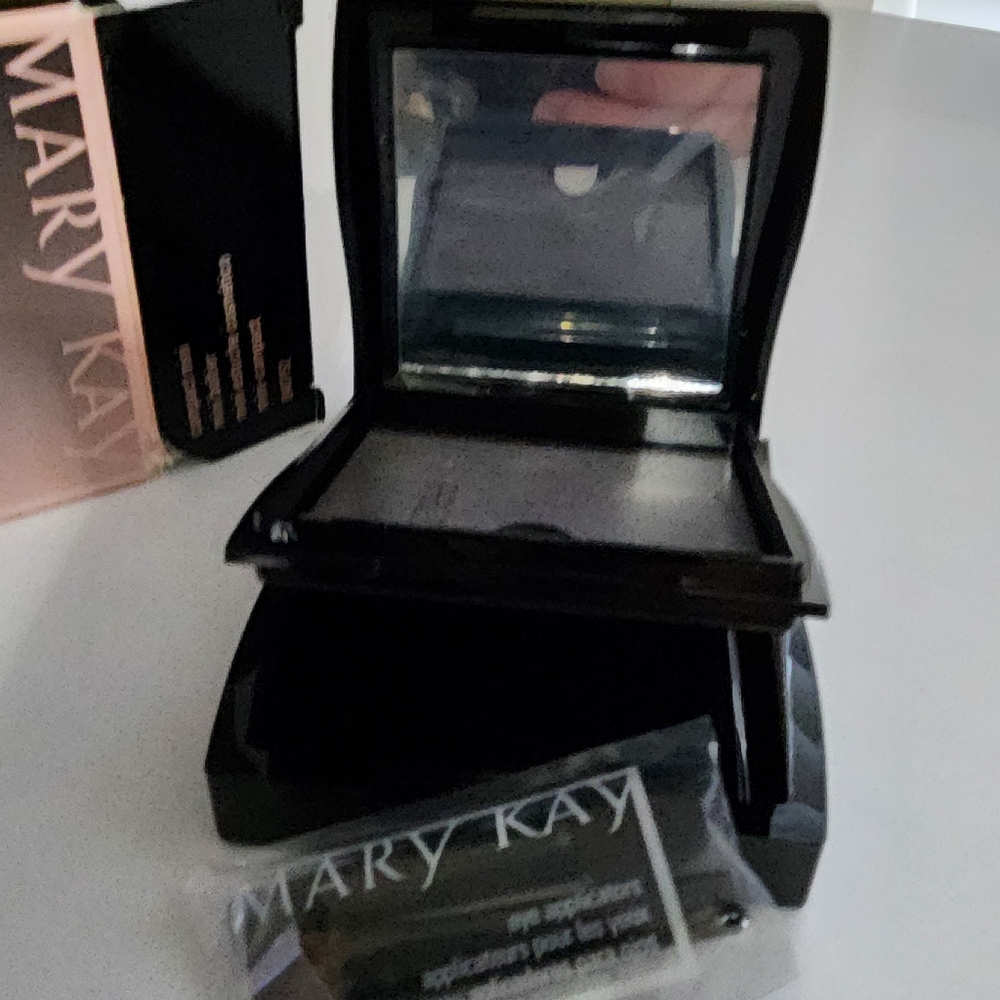Mary Kay Compact Mini NWT - Picture 2 of 3